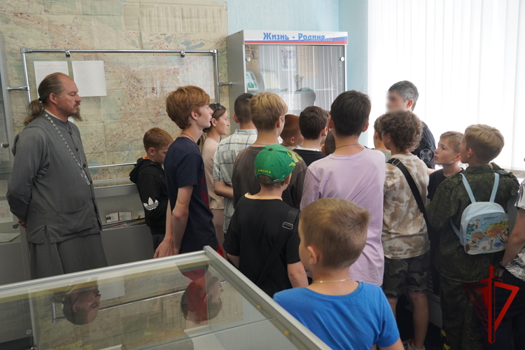 Для воспитанников воскресной школы сотрудники ОМОН "Оплот" провели экскурсию по отряду в Костроме