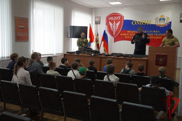 Для воспитанников воскресной школы сотрудники ОМОН "Оплот" провели экскурсию по отряду в Костроме