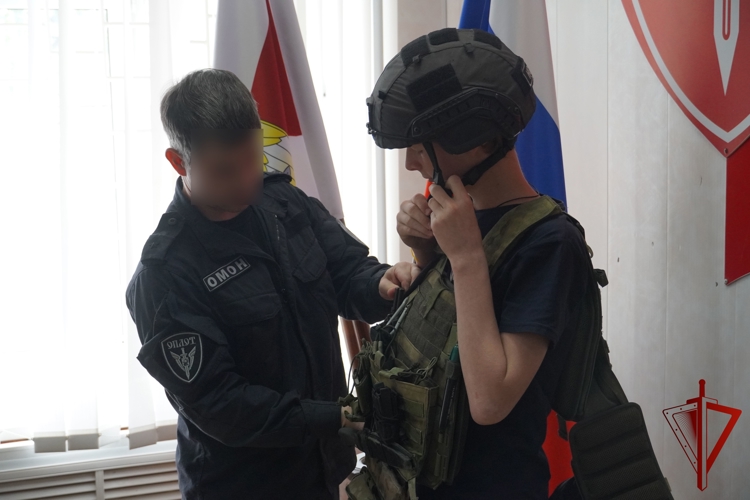 Для воспитанников воскресной школы сотрудники ОМОН "Оплот" провели экскурсию по отряду в Костроме