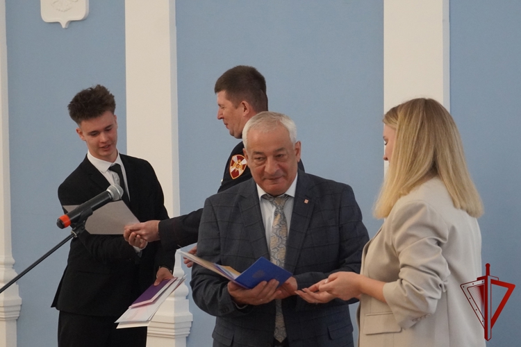 Представитель Росгвардии поздравил подшефных учащихся с окончанием школы 