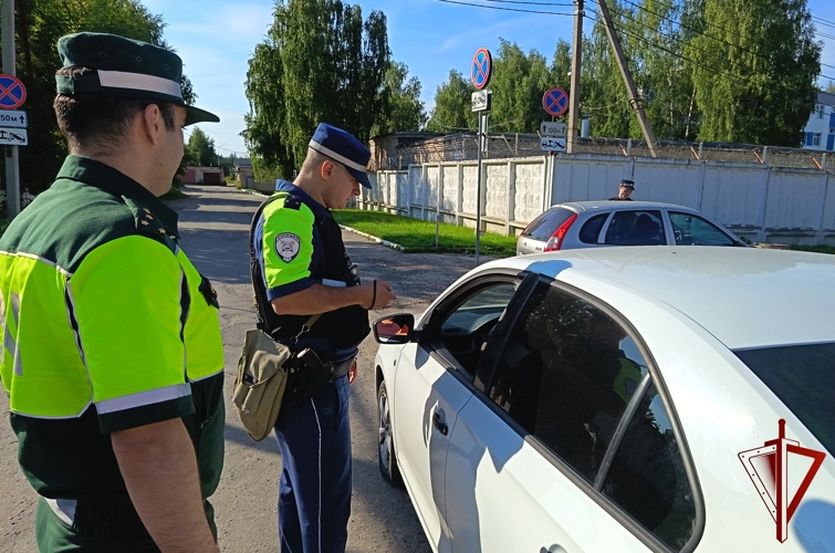 Военные автоинспекторы Росгвардии проверили соблюдение правил дорожной безопасности  водителями Костромы