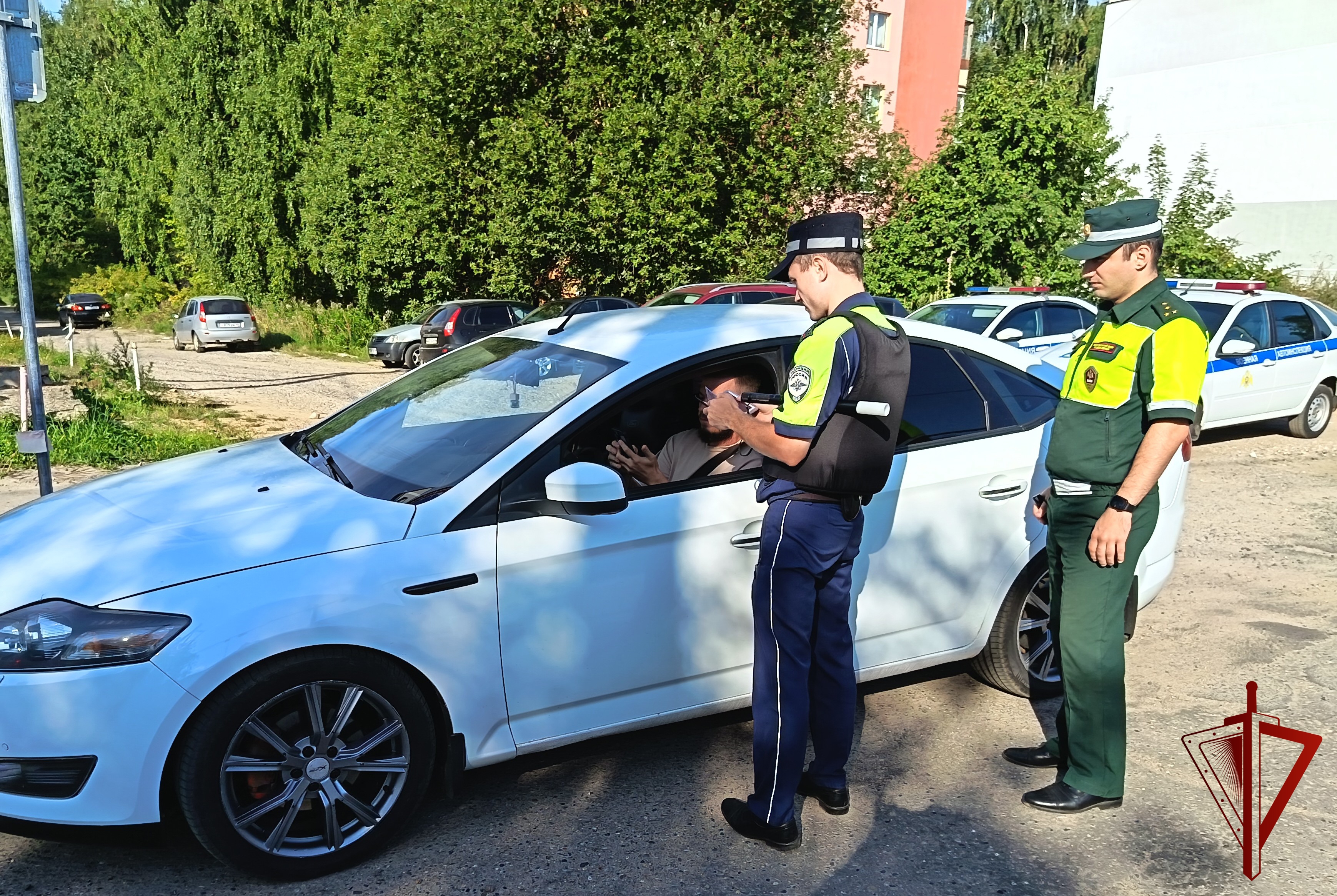 Военные автоинспекторы Росгвардии проверили соблюдение правил дорожной безопасности водителями Костромы