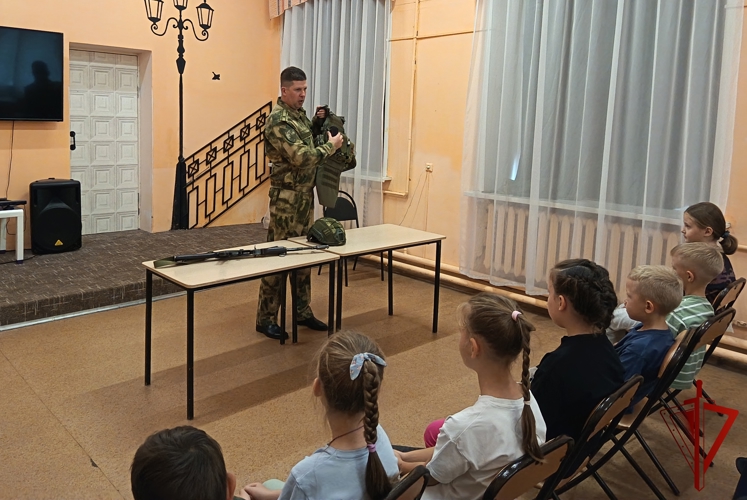 Росгвардейцы дополнили патриотическими страницами «Книгу лета» юных костромичей 