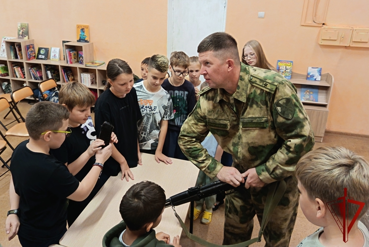 Росгвардейцы дополнили патриотическими страницами «Книгу лета» юных костромичей 