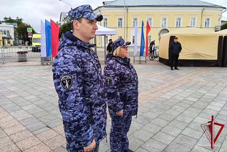 Росгвардейцы Костромского региона обеспечили общественную безопасность в период празднования Дня области