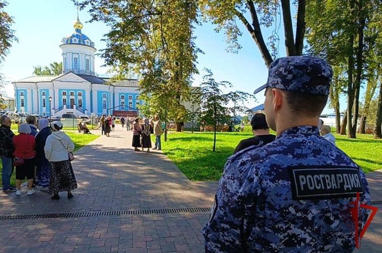 В Костроме росгвардейцы обеспечили общественную безопасность в ходе торжеств, посвященных обретению Феодоровской иконы Божией Матери