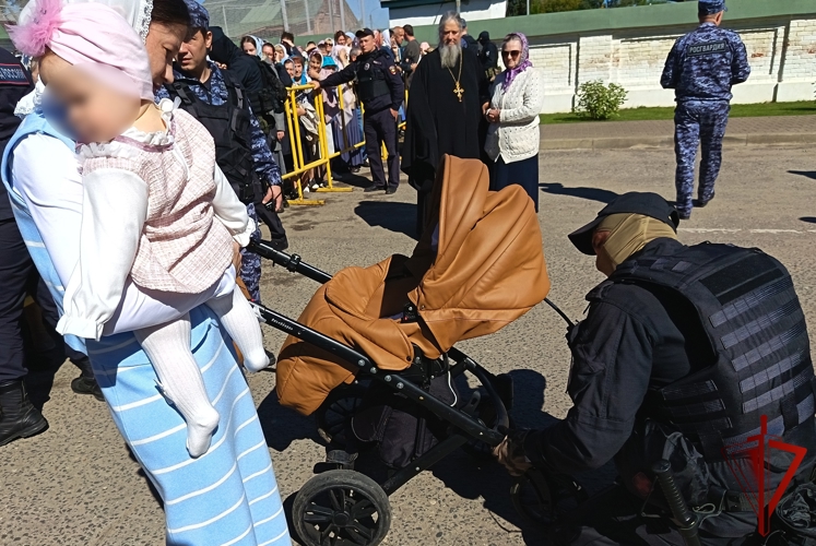 В Костроме росгвардейцы обеспечили общественную безопасность в ходе торжеств, посвященных обретению Феодоровской иконы Божией Матери