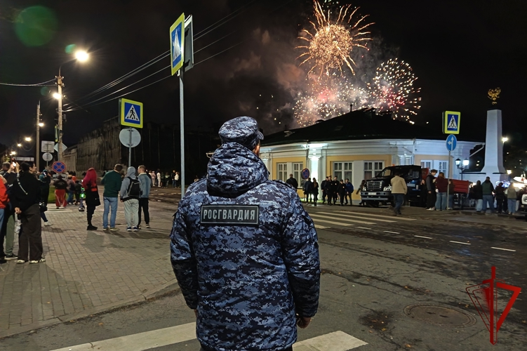 Фестиваль фейерверков «Серебряная Ладья» в Костроме прошел под надежной защитой  росгвардейцев