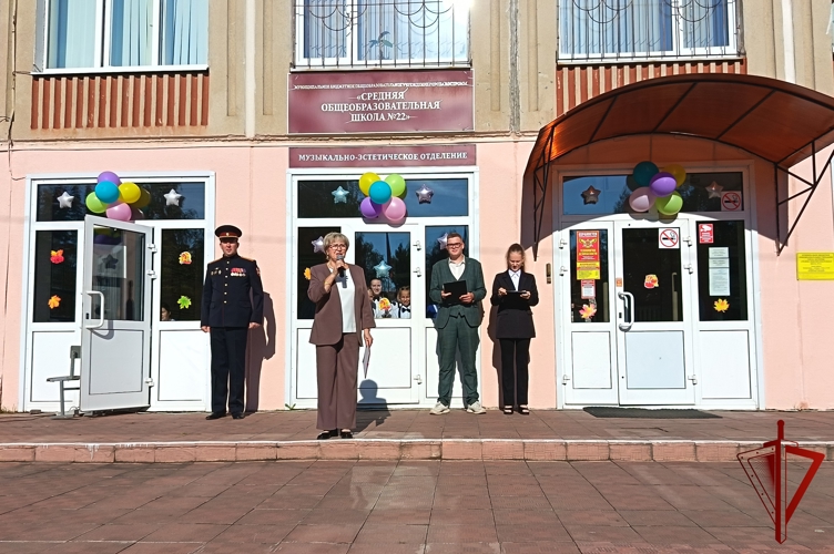 Росгвардейцы поздравили юных костромичей с Днем знаний