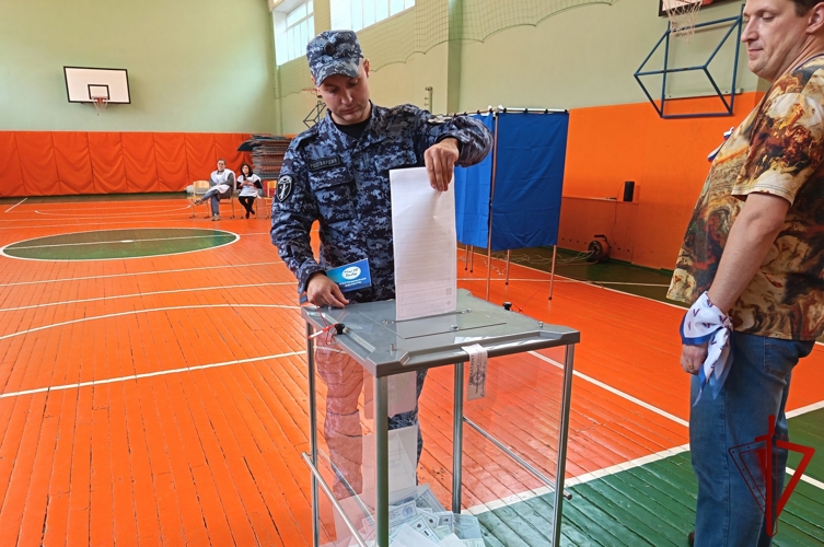 Сотрудники и военнослужащие Управления Росгвардии по Костромской области принимают участие в голосовании