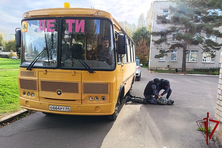 Росгвардия взяла под охрану школьные автобусы в Костромской области