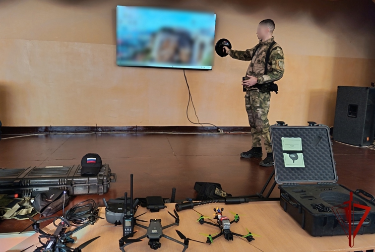 Сотрудники ОМОН «Оплот» рассказали юным костромичам о своей деятельности и напомнили меры личной безопасности