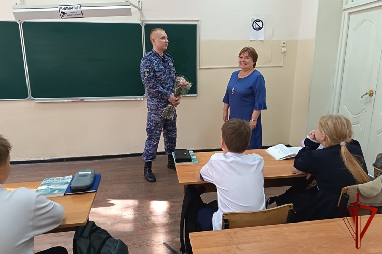 Костромские росгвардейцы поздравили учителей с профессиональным праздником