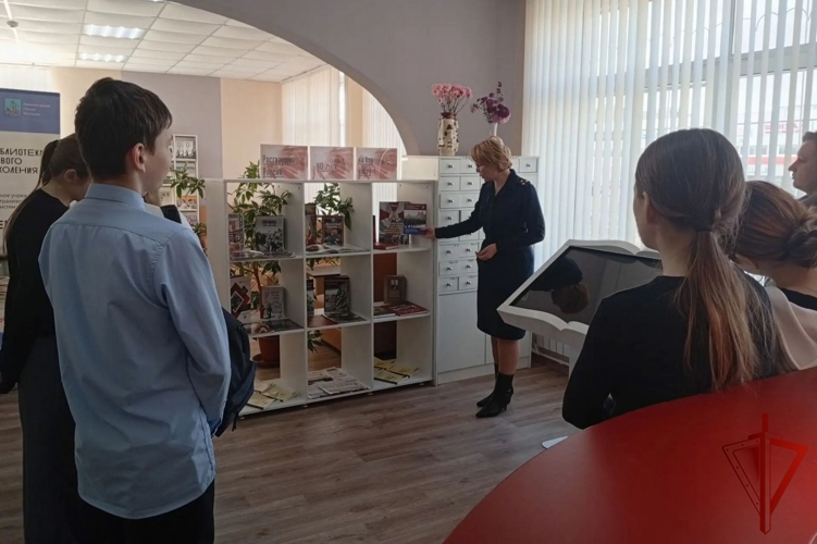 Школьники Костромы посетили книжную выставку «Росгвардия России. 10 лет на боевом посту»