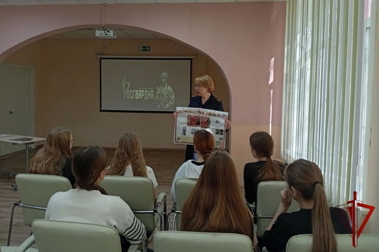 Школьники Костромы посетили книжную выставку «Росгвардия России. 10 лет на боевом посту»