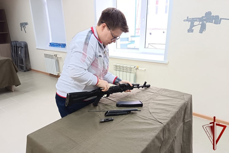  Военнослужащая Росгвардии стала призером чемпионата по неполной сборке и разборке автомата Калашникова в Костроме